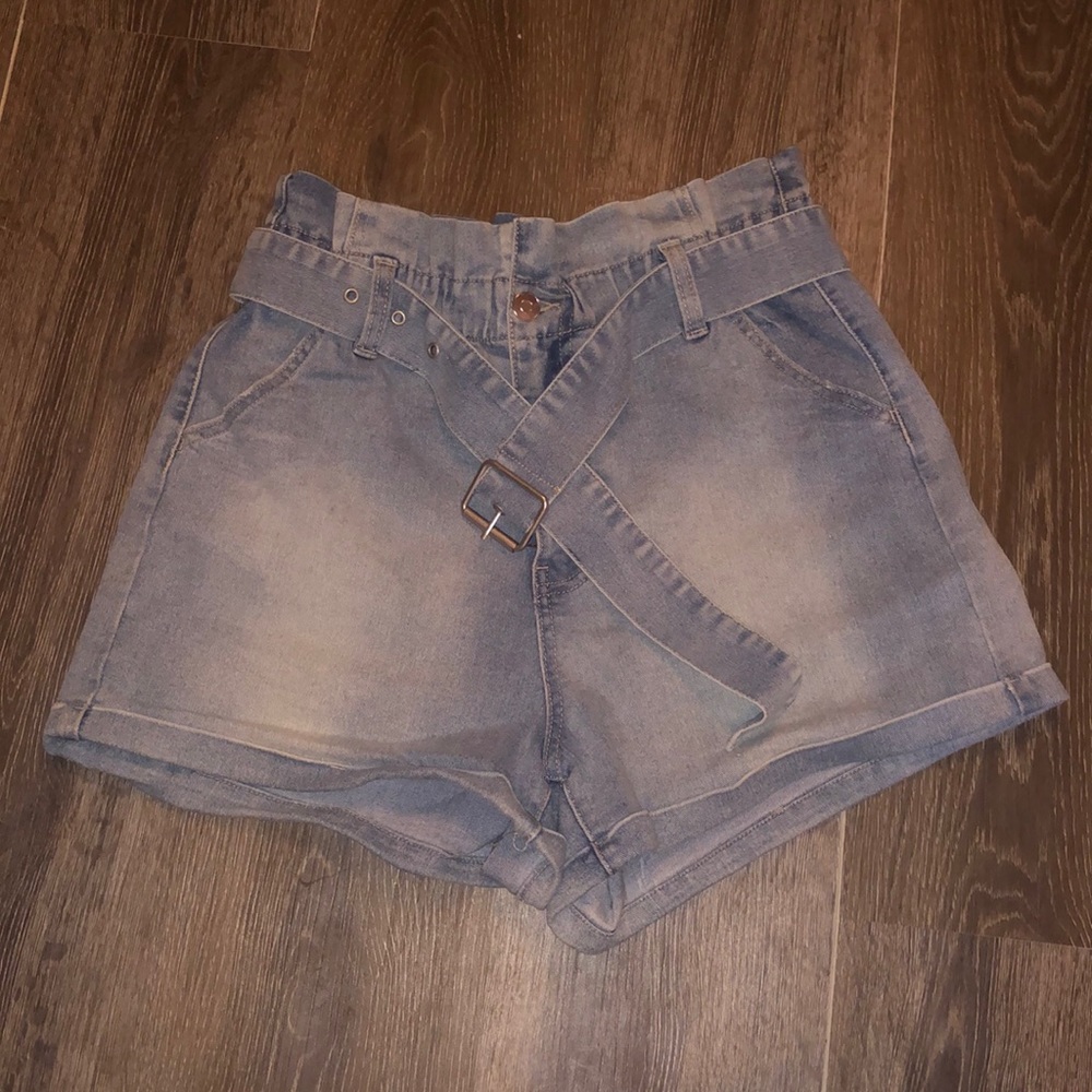 No Boundaries White Wash Denim Buckle Belt Stretch Shorts